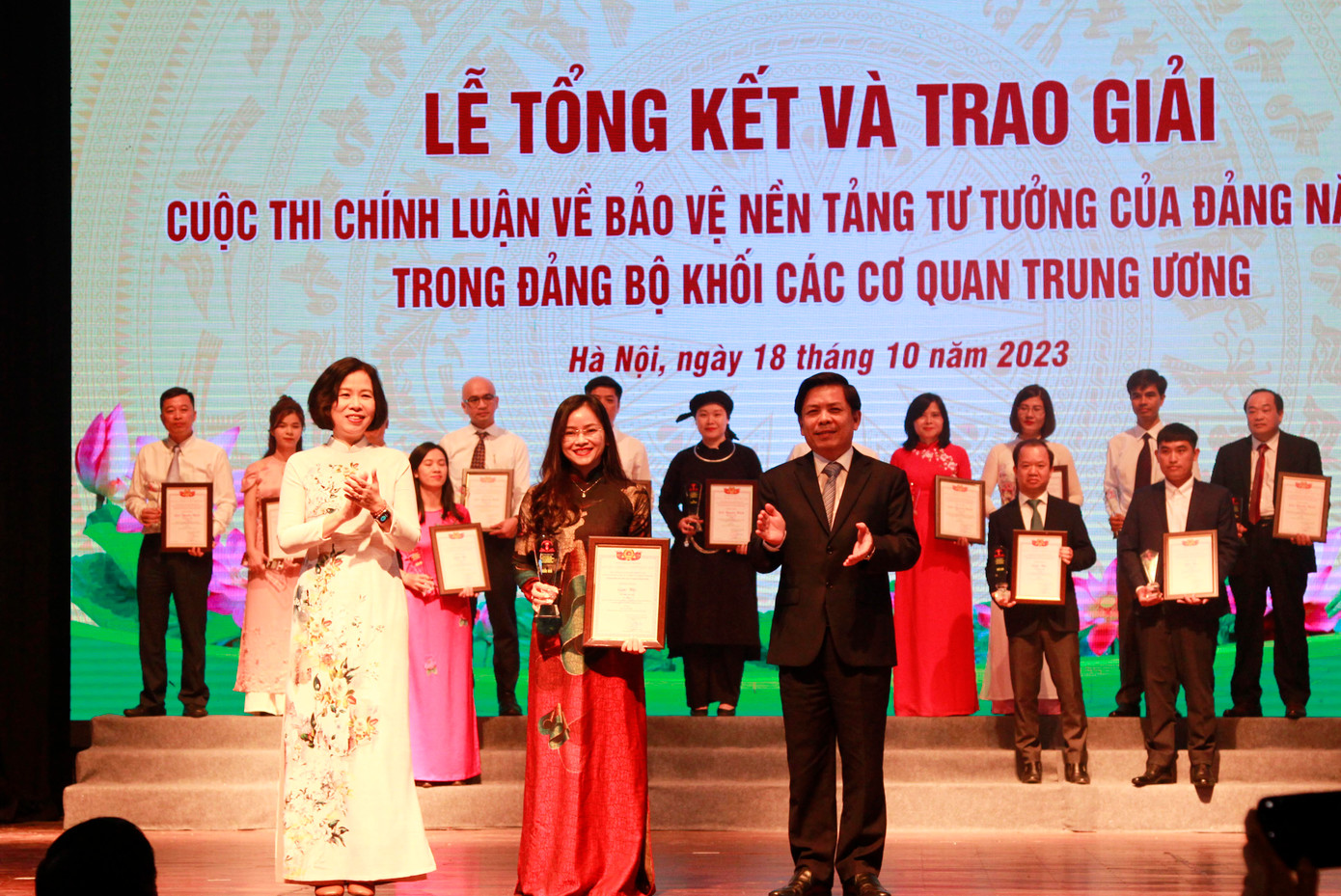 Ban tổ chức trao giải Nhì cho tác giả Nguyễn Thị Trang (Đảng bộ cơ quan Nhà xuất bản Chính trị quốc gia Sự thật) ở thể loại tạp chí.