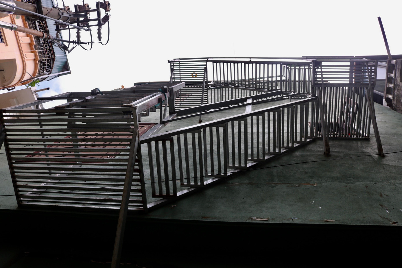 Một thang bộ ngoài trời được người dân lắp đặt.