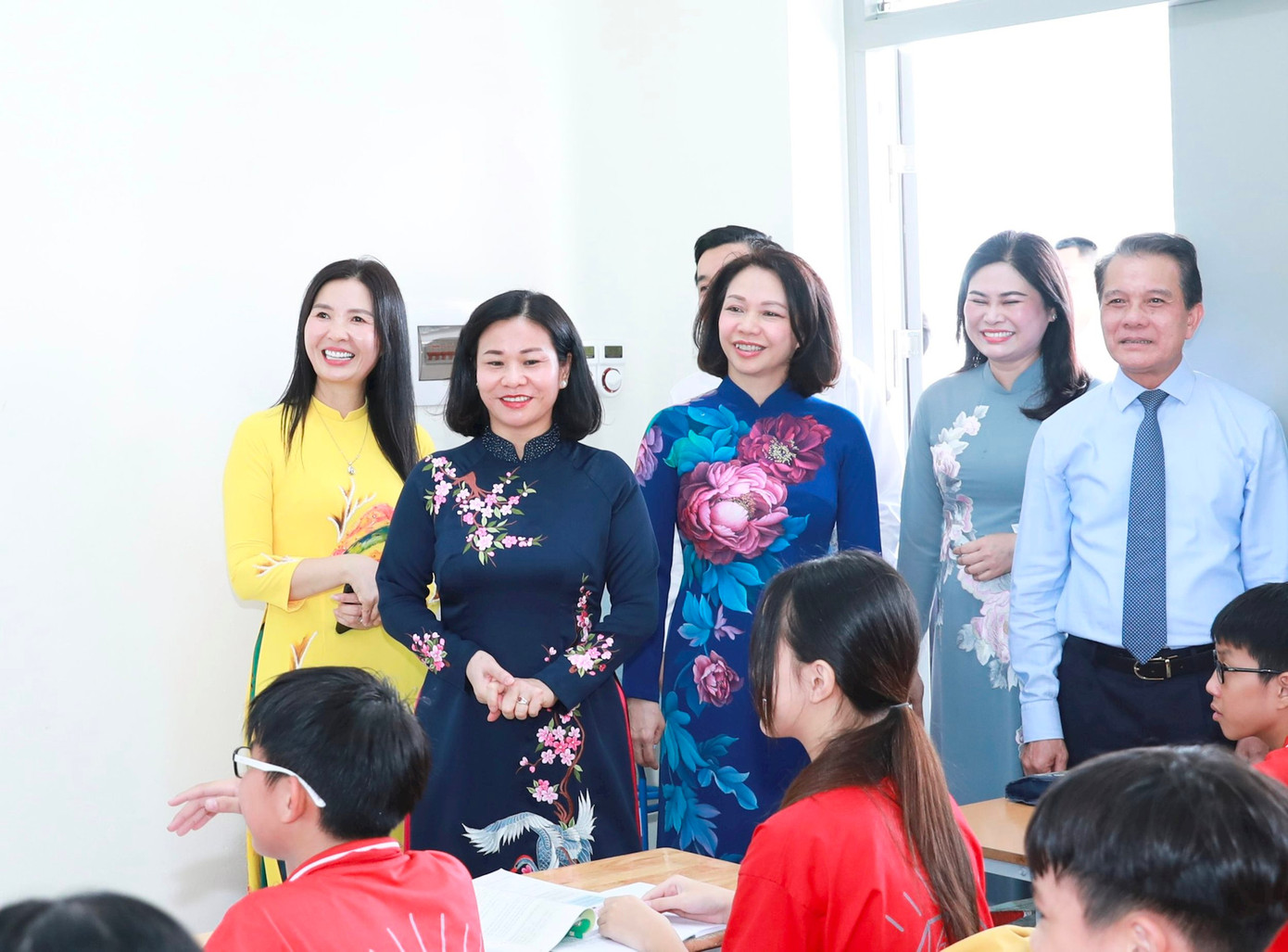 Lãnh đạo thành phố Hà Nội và UBND huyện Gia Lâm thăm các lớp học tại Trường THCS thị trấn Trâu Quỳ