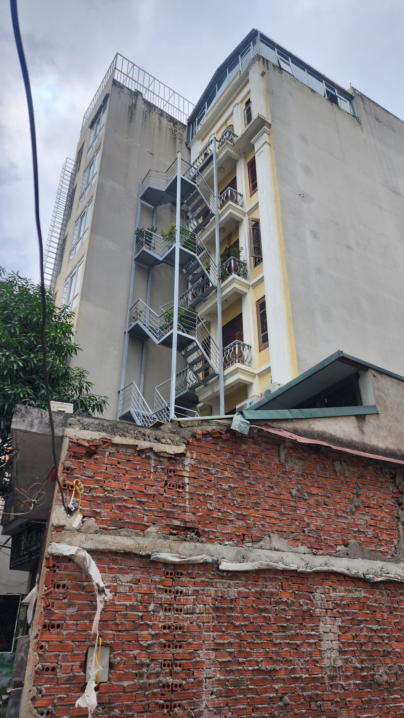 Một căn nhà tại Đình Thôn (phường Mỹ Đình 1) làm thang thoát hiểm ngoài trời.