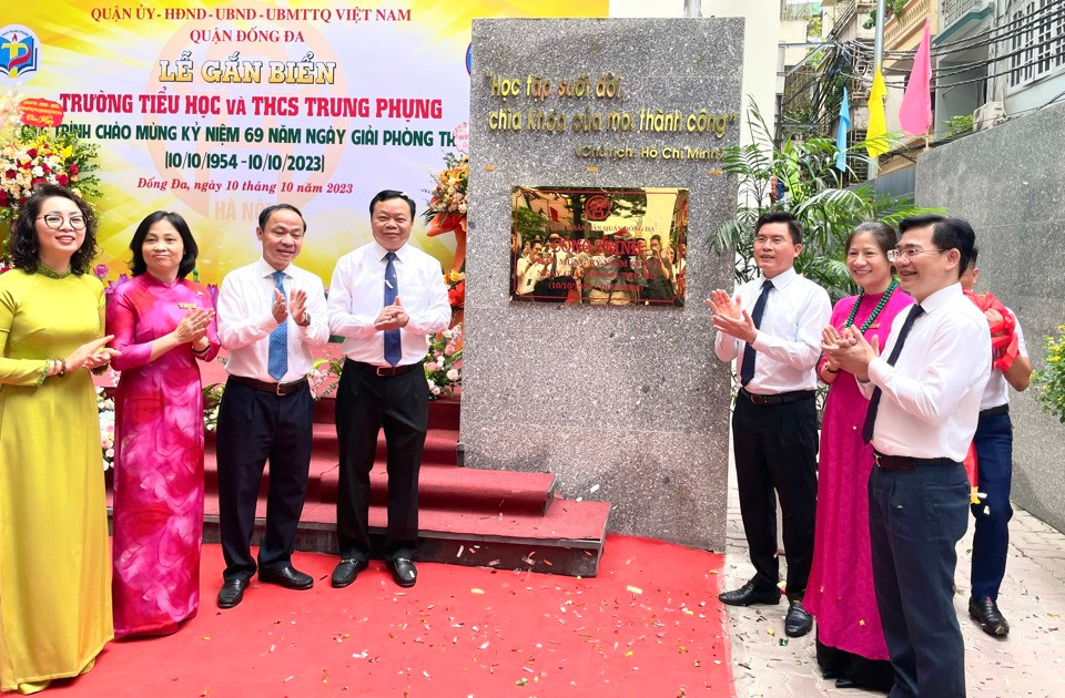 Lãnh đạo thành phố và quận Đống Đa thực hiện nghi thức gắn biển tại trường THCS Trung Phụng. Lãnh đạo thành phố và quận Đống Đa thực hiện nghi thức gắn biển tại trường THCS Trung Phụng.