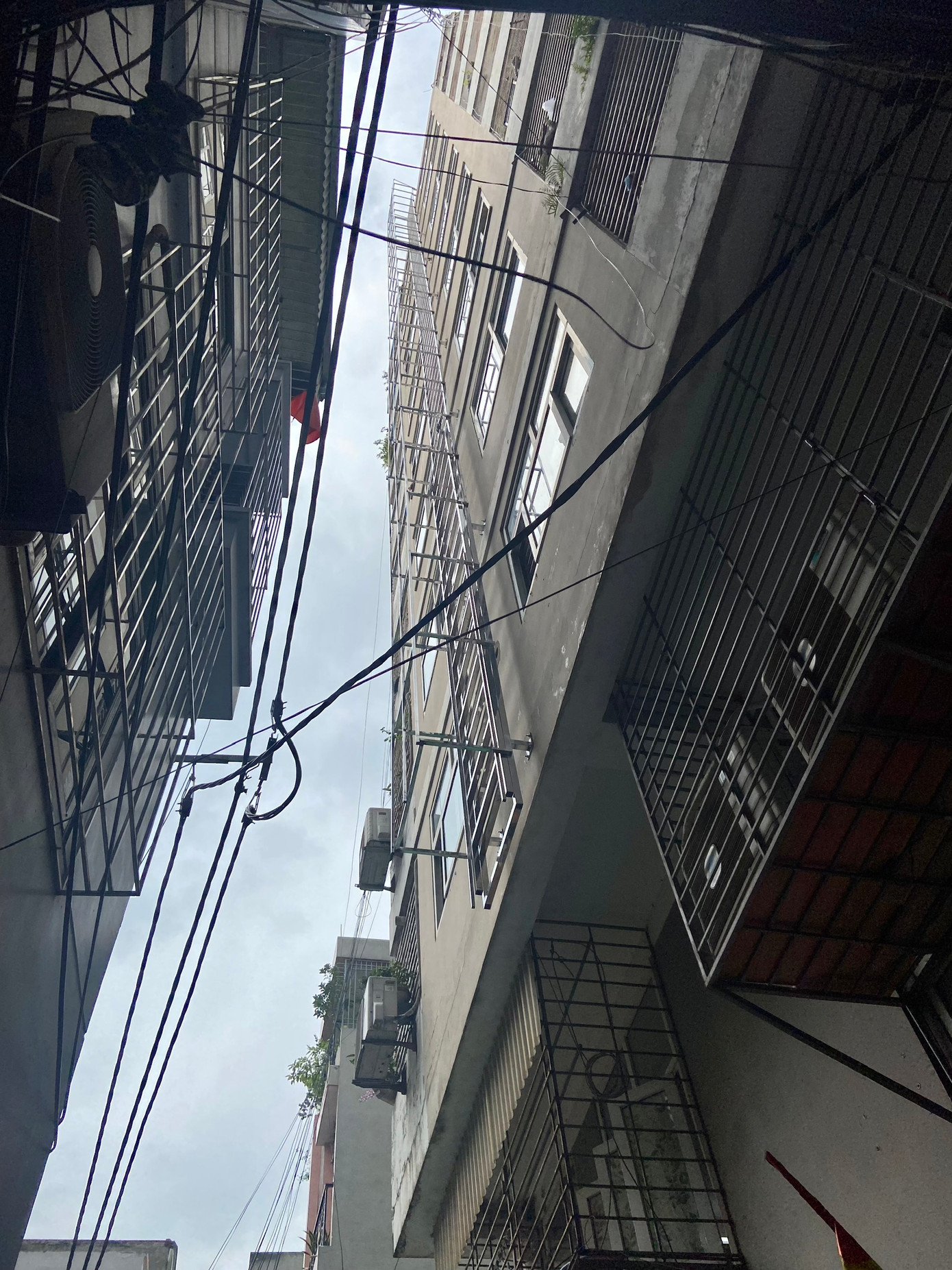 Thang thoát hiểm tại nhà số 7 ngõ 125 Bùi Xương Trạch (quận Thanh Xuân) mới được lắp. Theo ông Đặng Văn Quát, bảo vệ tòa nhà, thời gian gần đây, ngoài việc lắp thêm thang thoát hiểm bên ngoài thì quản lý tòa nhà cũng đang tiến hành lắp cửa ngăn khói từ tầng 1 và lắp lại hệ thống báo cháy.