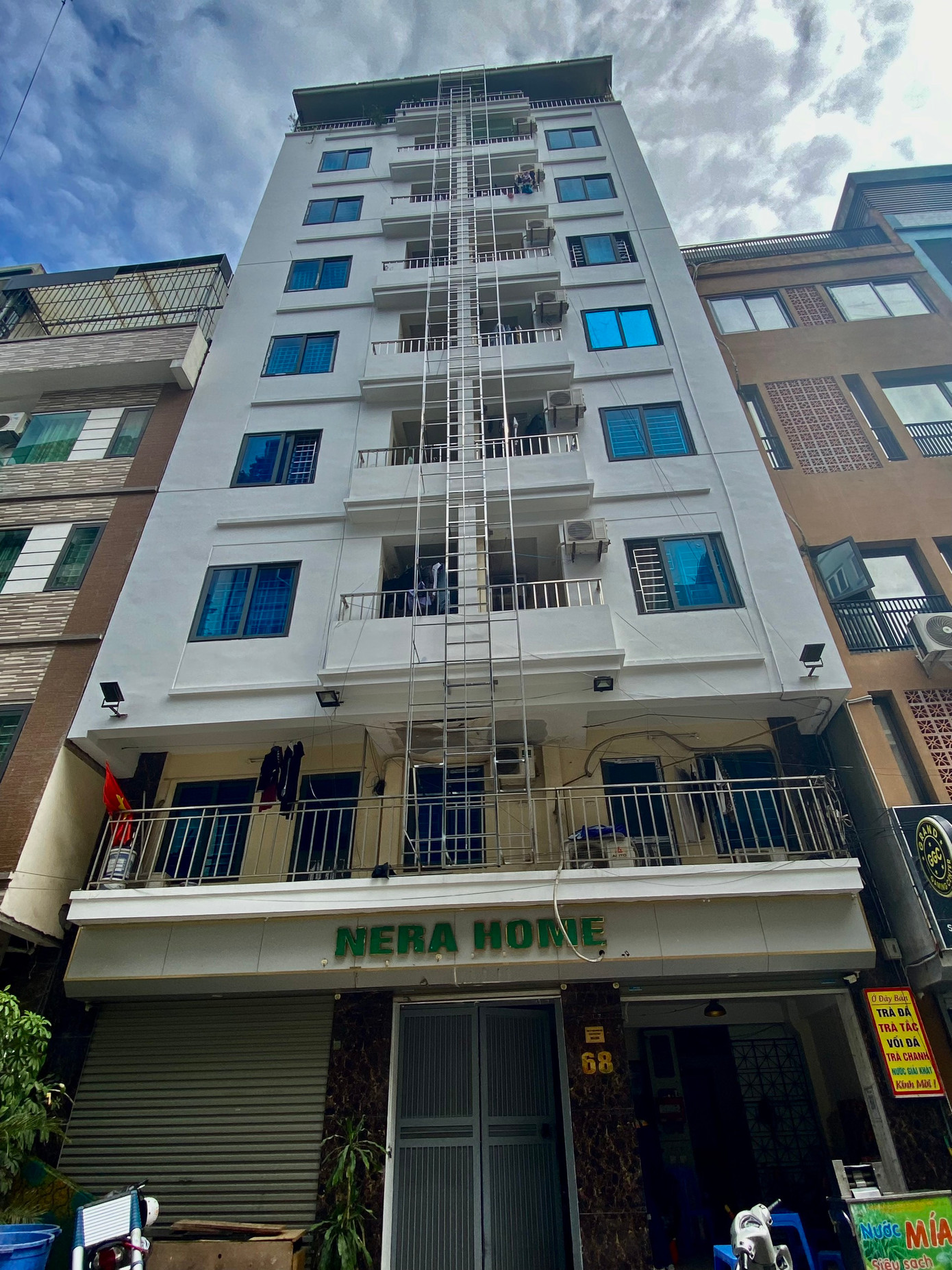 Thang thoát hiểm tại chung cư mini Nera Home số 68/66B Triều Khúc được lắp cách đây 3 tuần. Bảo vệ cho biết, Ban quản lý của tòa nhà sau khi đi học tập huấn về đã hướng dẫn người dân trong chung cư cách sử dụng thang thoát hiểm.