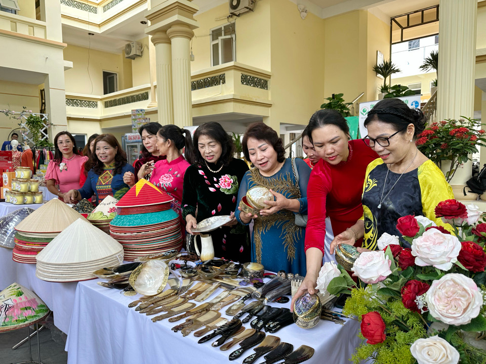 Hội LHPN TP Hà Nội quảng bá sản phẩm OCOP, sản phẩm làng nghề của phụ nữ Thủ đô.