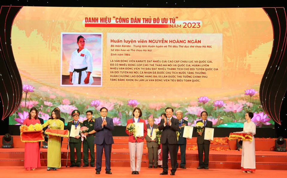 Thủ tướng Chính phủ Phạm Minh Chính và Bí thư Thành ủy Đinh Tiến Dũng trao danh hiệu "Công dân Thủ đô ưu tú" năm 2023 cho huấn luyện viên Nguyễn Hoàng Ngân. Thủ tướng Chính phủ Phạm Minh Chính và Bí thư Thành ủy Đinh Tiến Dũng trao danh hiệu "Công dân Thủ đô ưu tú" năm 2023 cho huấn luyện viên Nguyễn Hoàng Ngân.