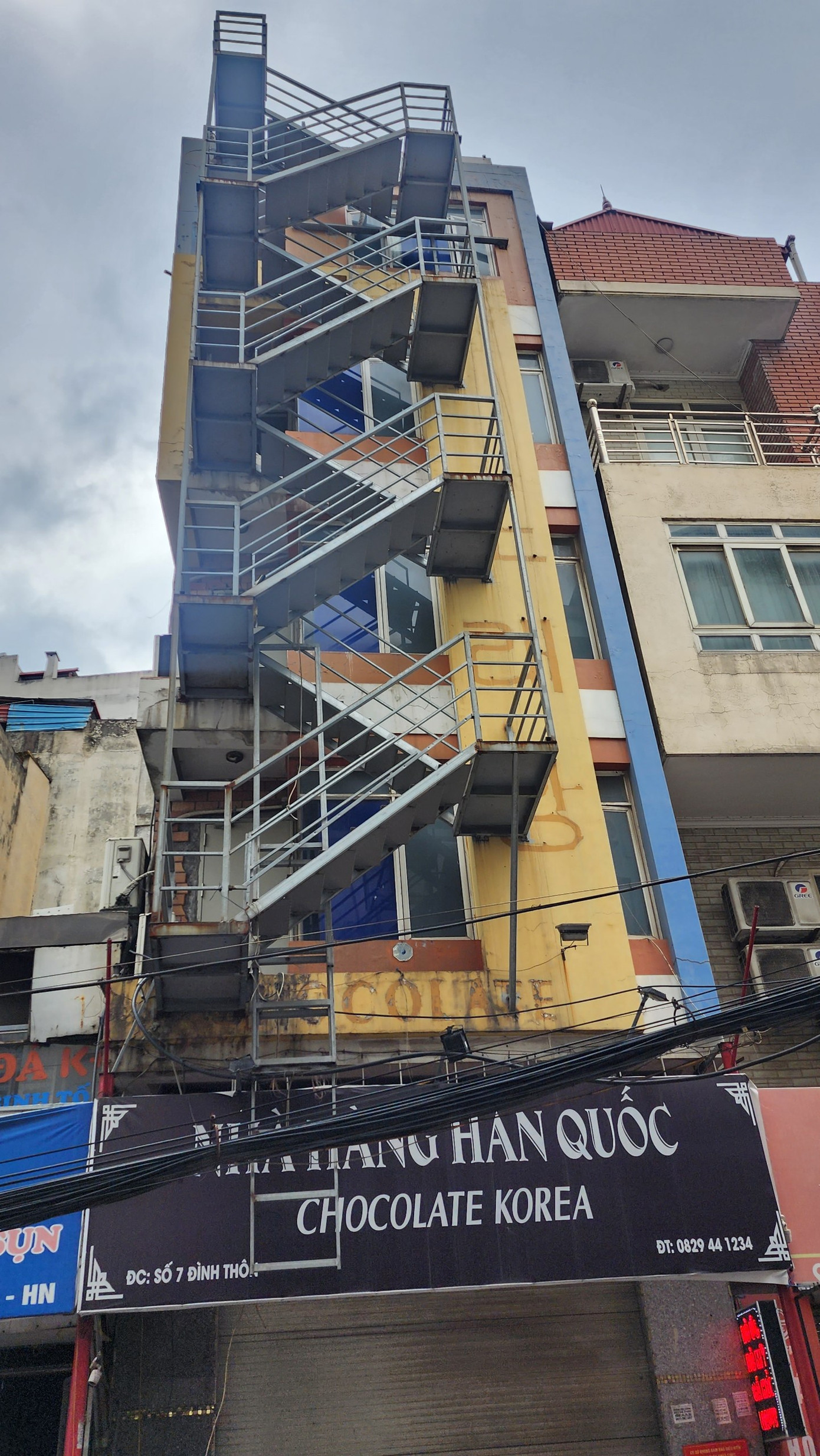 Không chỉ nhà dân, các nhà hàng cũng đầu tư làm hệ thống thang thoát hiểm ngoài trời.