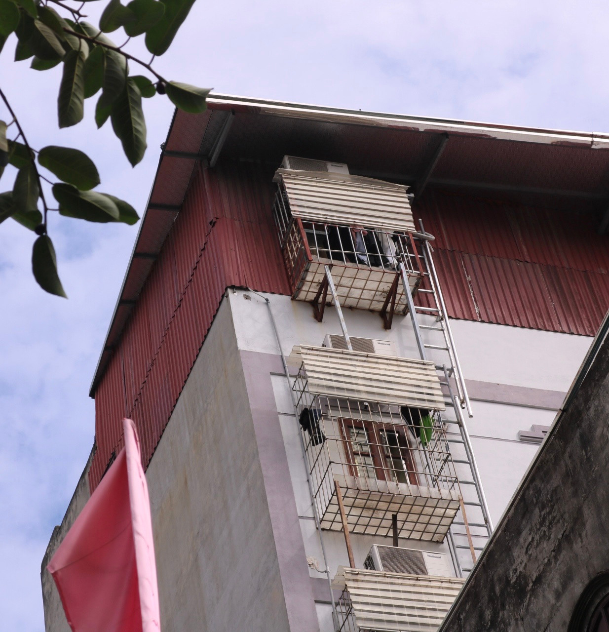 Thang thoát hiểm tại một tòa nhà trên phố Quan Nhân, quận Thanh Xuân.