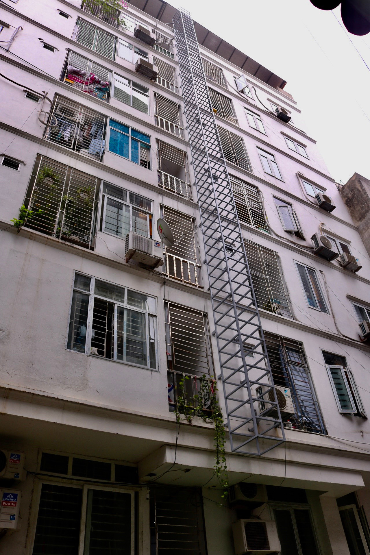 Thang thoát hiểm tại chung cư mini 15F số 29/42 Khương Hạ được lắp từ tầng 6 xuống tầng 2 của chung cư.