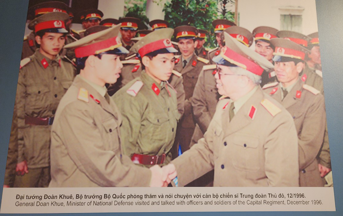 Đại tướng Đoàn Khuê thăm và nói chuyện với các chiến sĩ Trung đoàn Thủ đô năm 1996.