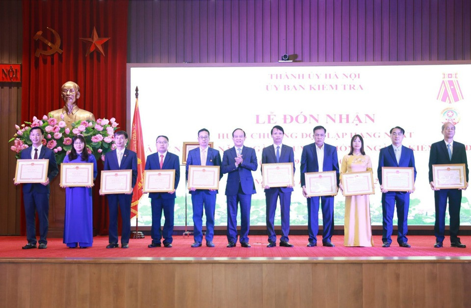 Chủ tịch HĐND TP. Hà Nội Nguyễn Ngọc Tuấn trao Bằng khen của UBND TP cho các tập thể, cá nhân có thành tích trong đợt thi đua cao điểm kỷ niệm 75 năm Ngày truyền thống Ngành kiểm tra Đảng Chủ tịch HĐND TP. Hà Nội Nguyễn Ngọc Tuấn trao Bằng khen của UBND TP cho các tập thể, cá nhân có thành tích trong đợt thi đua cao điểm kỷ niệm 75 năm Ngày truyền thống Ngành kiểm tra Đảng