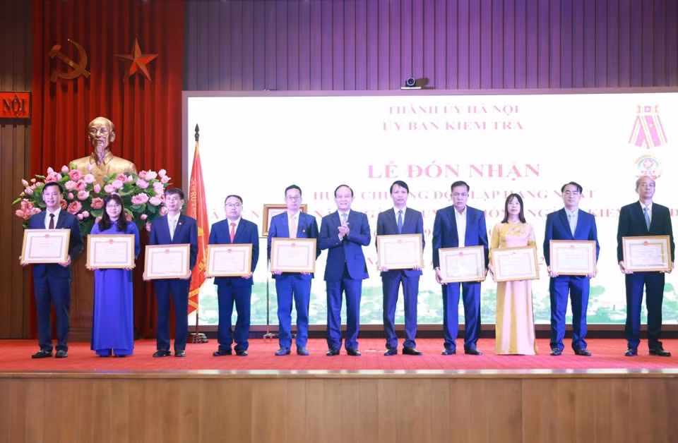Chủ tịch HĐND TP. Hà Nội Nguyễn Ngọc Tuấn trao Bằng khen của UBND TP cho các tập thể, cá nhân có thành tích trong đợt thi đua cao điểm kỷ niệm 75 năm Ngày truyền thống Ngành kiểm tra Đảng Chủ tịch HĐND TP. Hà Nội Nguyễn Ngọc Tuấn trao Bằng khen của UBND TP cho các tập thể, cá nhân có thành tích trong đợt thi đua cao điểm kỷ niệm 75 năm Ngày truyền thống Ngành kiểm tra Đảng