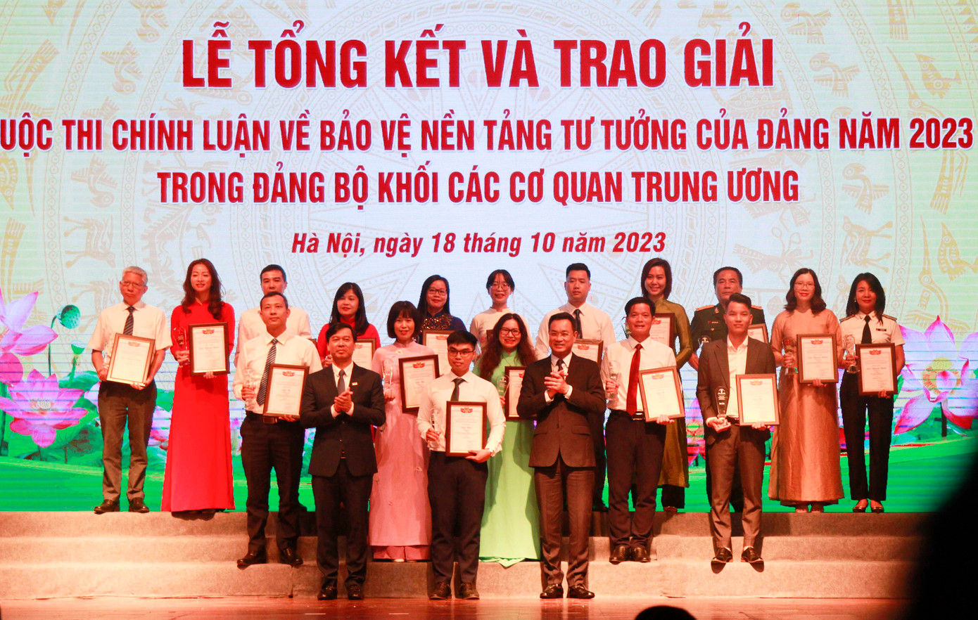 Ban tổ chức trao giải cho các tác giả đạt giải ở thể loại báo chí.