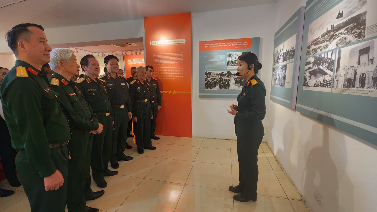 Hướng dẫn viên thuyết trình về cuộc đời, sự nghiệp của Đại tướng Đoàn Khuê.