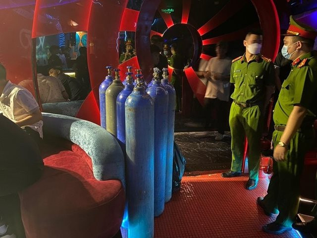 Lực lượng chức năng quận Hoàn Kiếm kiểm tra, phát hiện xử lý "bóng cười, shisha" trên địa bàn