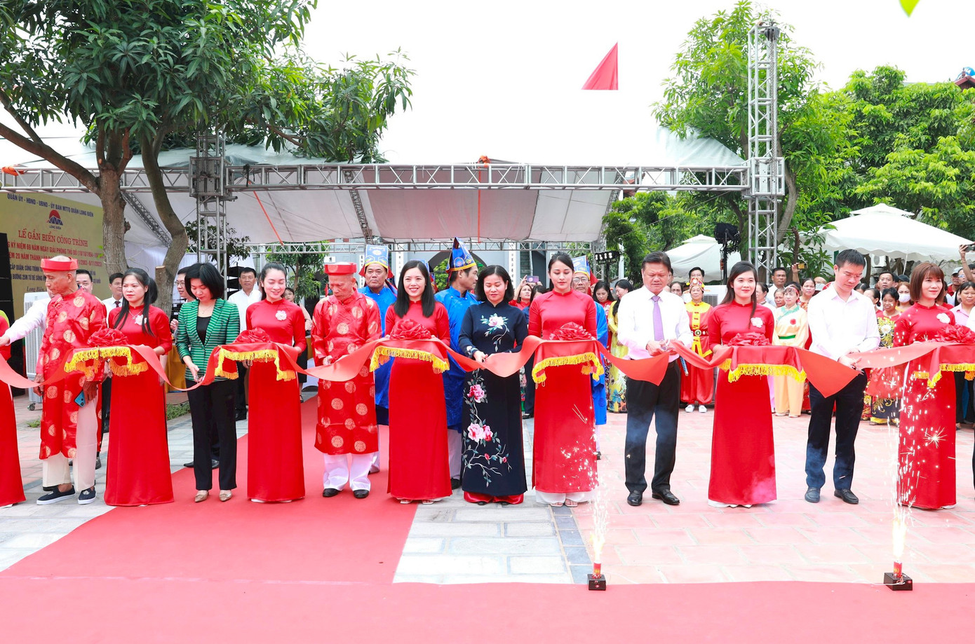 Các đại biểu cắt băng khánh thành và gắn biển công trình chùa Xuân Đỗ Hạ. Các đại biểu cắt băng khánh thành và gắn biển công trình chùa Xuân Đỗ Hạ.