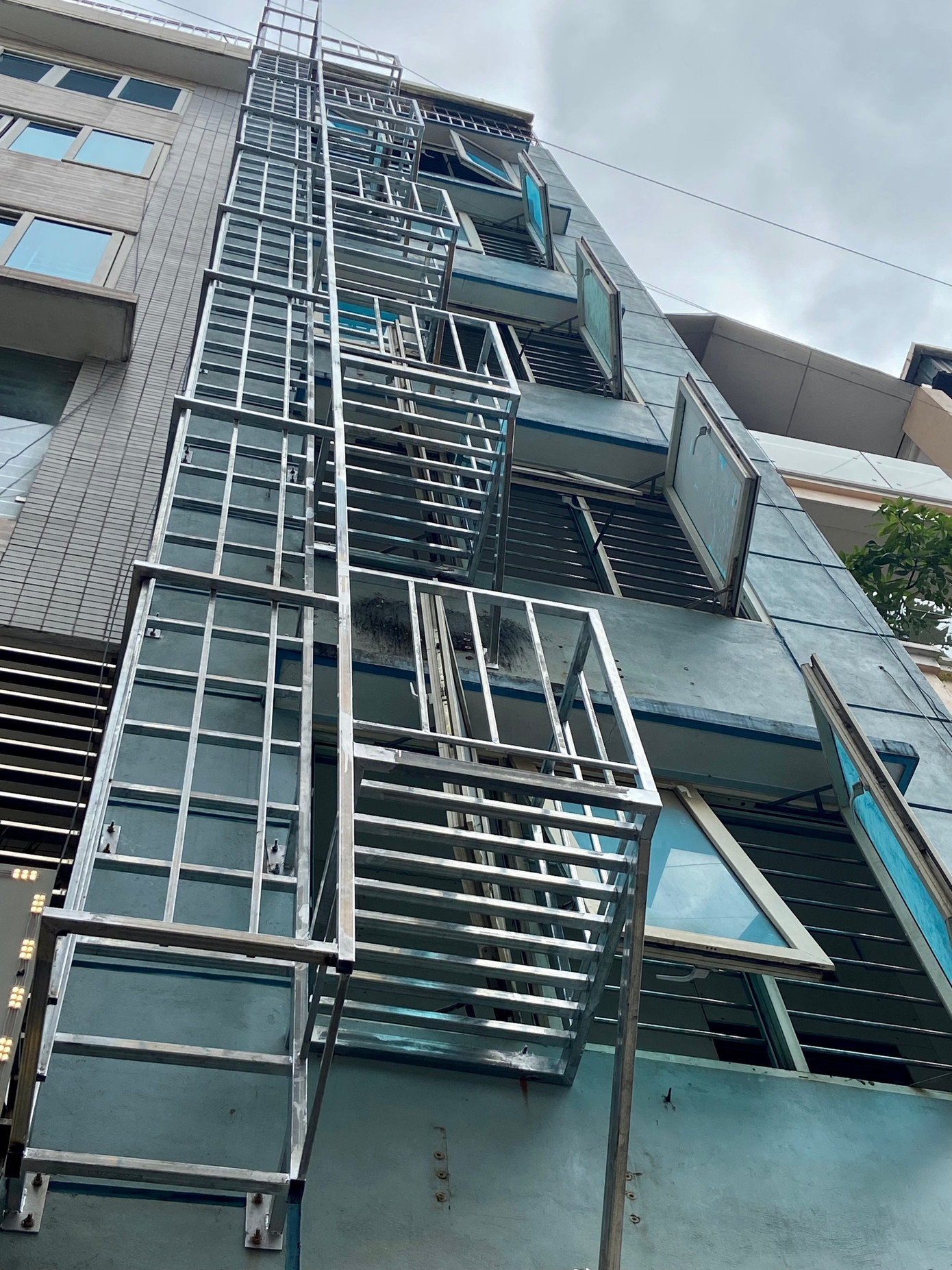 Thang thoát hiểm được làm từ chất liệu inox, có bậc thang và có vòm bao quanh. Giá mỗi thang thoát hiểm có giá dao động từ vài chục đến gần 100 triệu đồng.