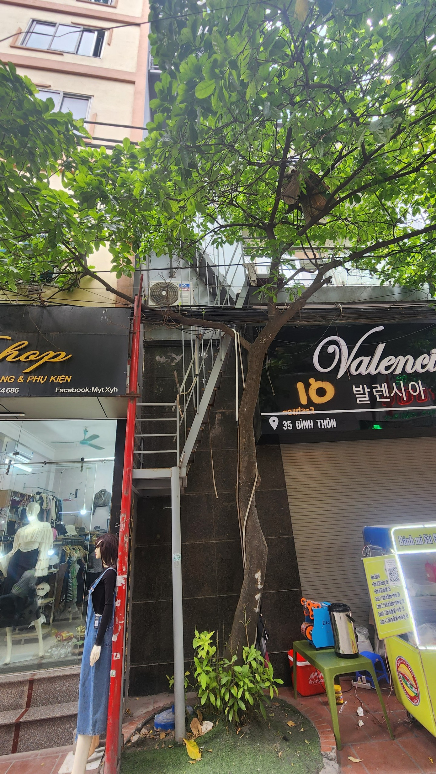 Có căn nhà mặt tiền rất nhỏ, nhưng chủ nhà cũng làm thang thoát hiểm ngoài trời