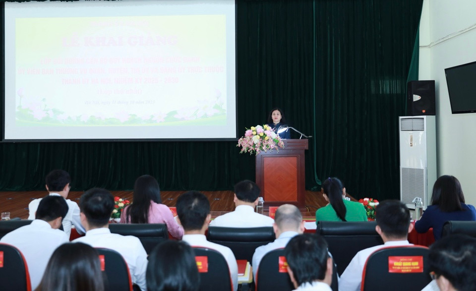 Phó Bí thư Thường trực Thành ủy phát biểu tại lễ khai giảng