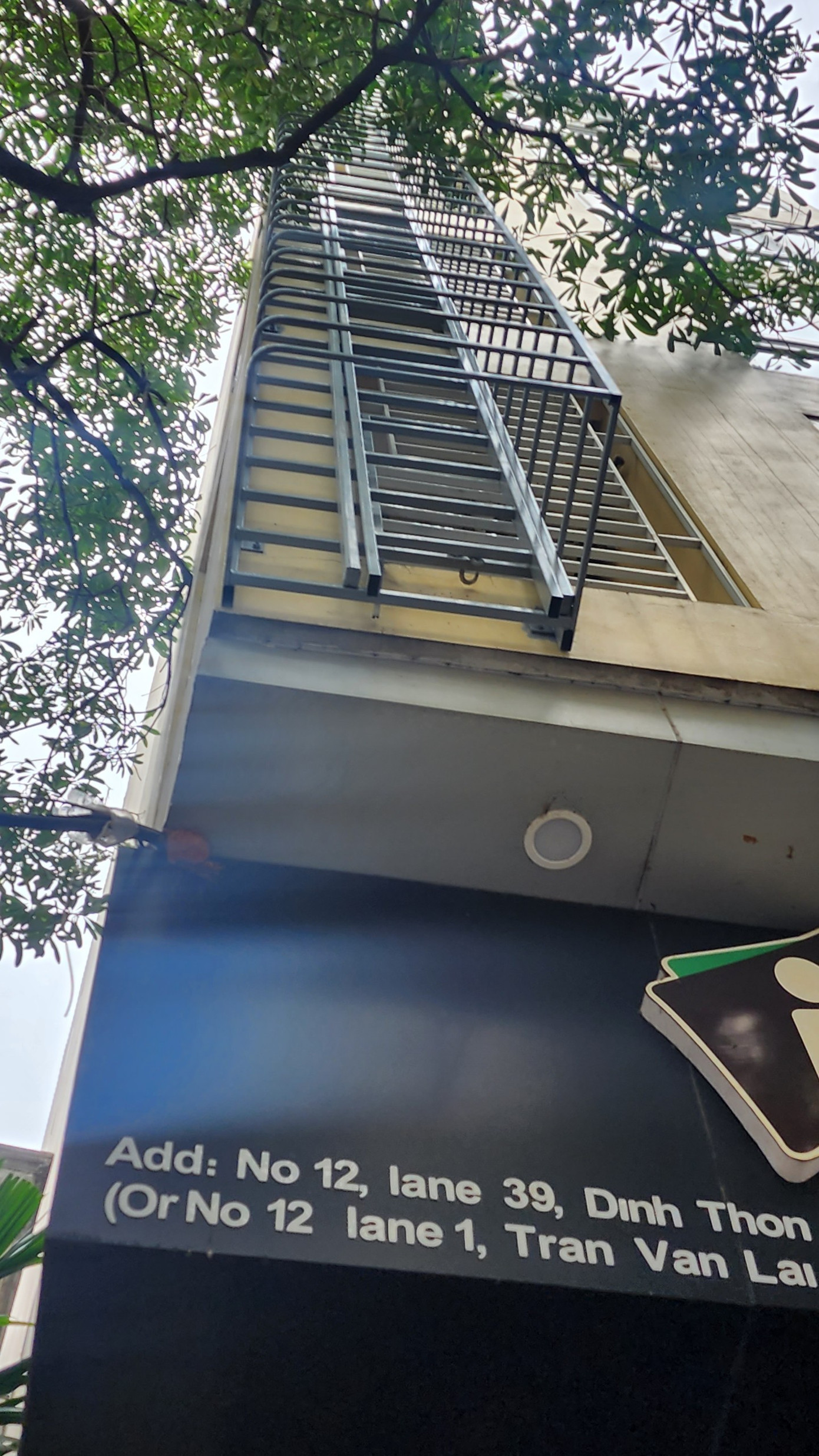 Nhiều chủ nhà cao tầng, chung cư mini đã tiến hành làm thang thoát hiểm ngoài trời.