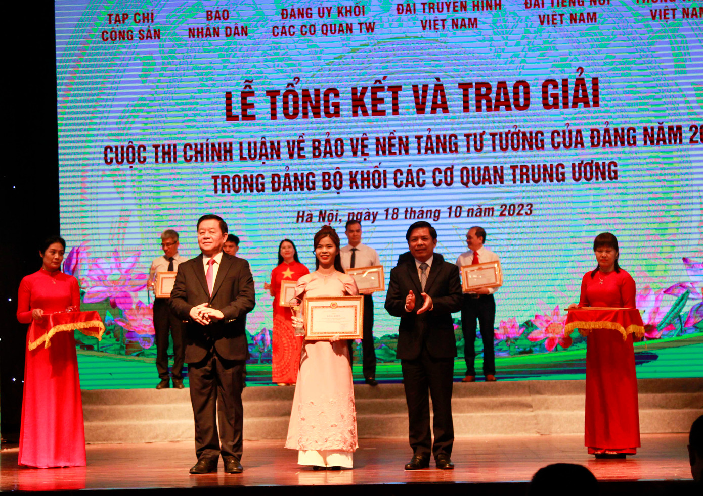 Ban tổ chức trao Bằng khen cho đại diện TƯ Đoàn TNCS Hồ Chí Minh.