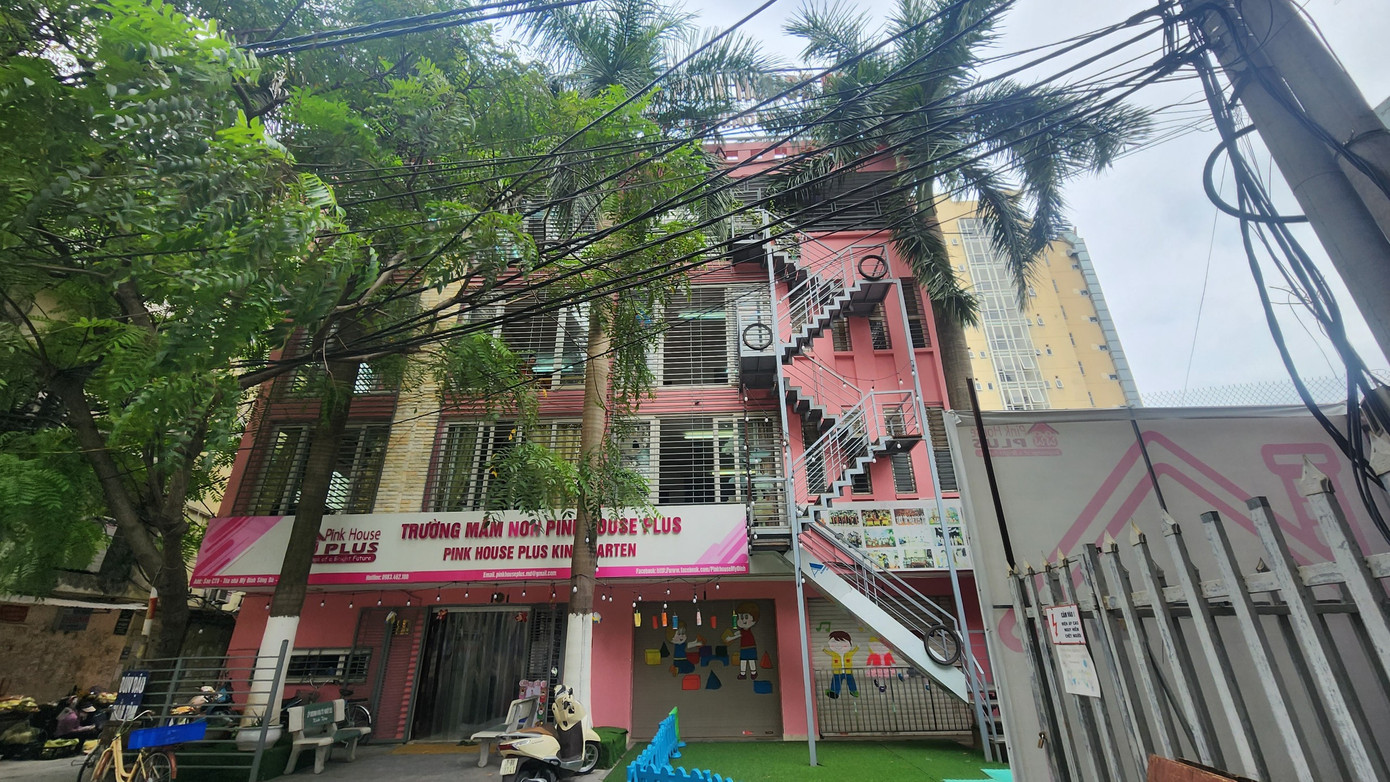 Một trường học ở phường Mỹ Đình 1 đã làm thang thoát hiểm ngoài trời.