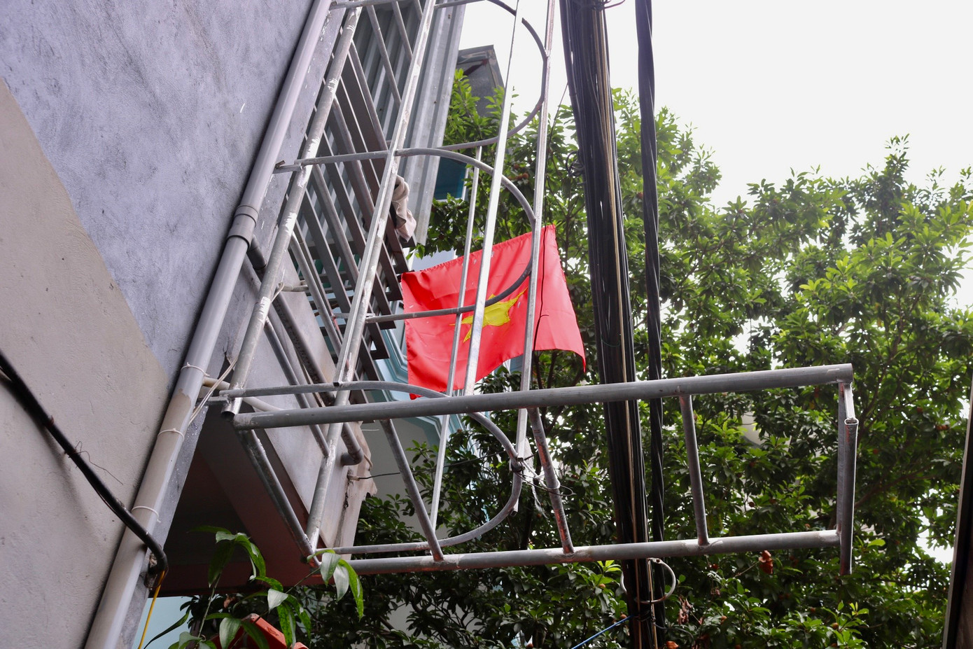 Thang thoát hiểm chủ yếu làm bằng kim loại.