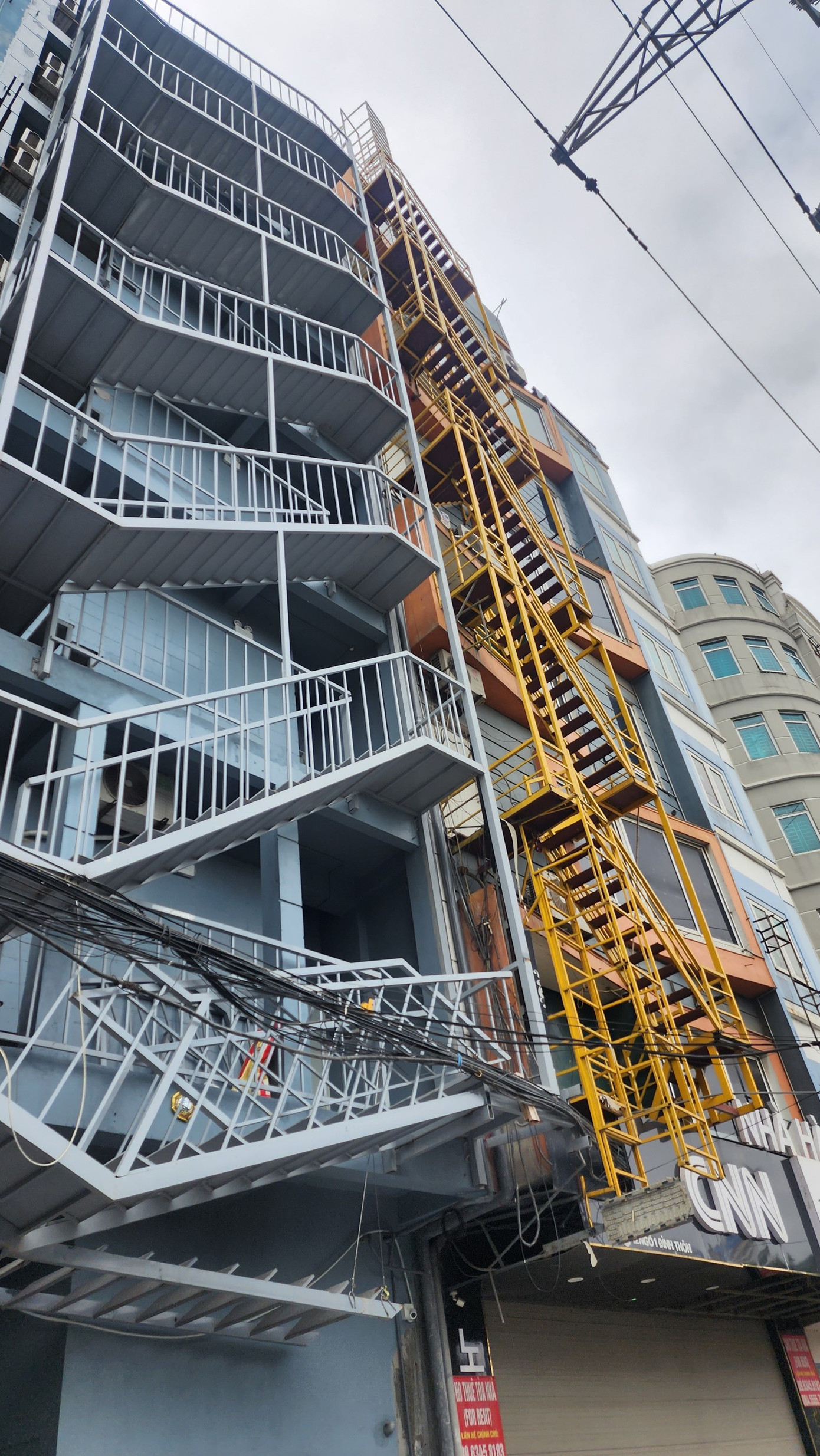 Chi phí làm thang thoát hiểm ngoài trời tùy vào vật liệu cũng như vị trí thi công. Trung bình, mỗi thang thoát hiểm ngoài trời có giá từ vài chục triệu đồng đến vài trăm triệu đồng, thậm chí hàng tỷ đồng.