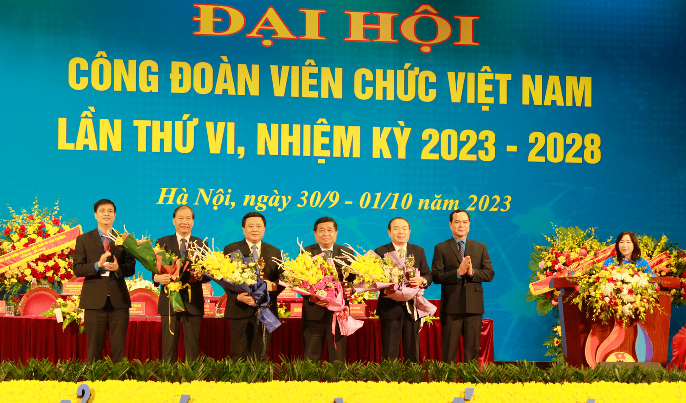 Ban tổ chức tặng hoa cho những người đạt “Giải thưởng cống hiến”