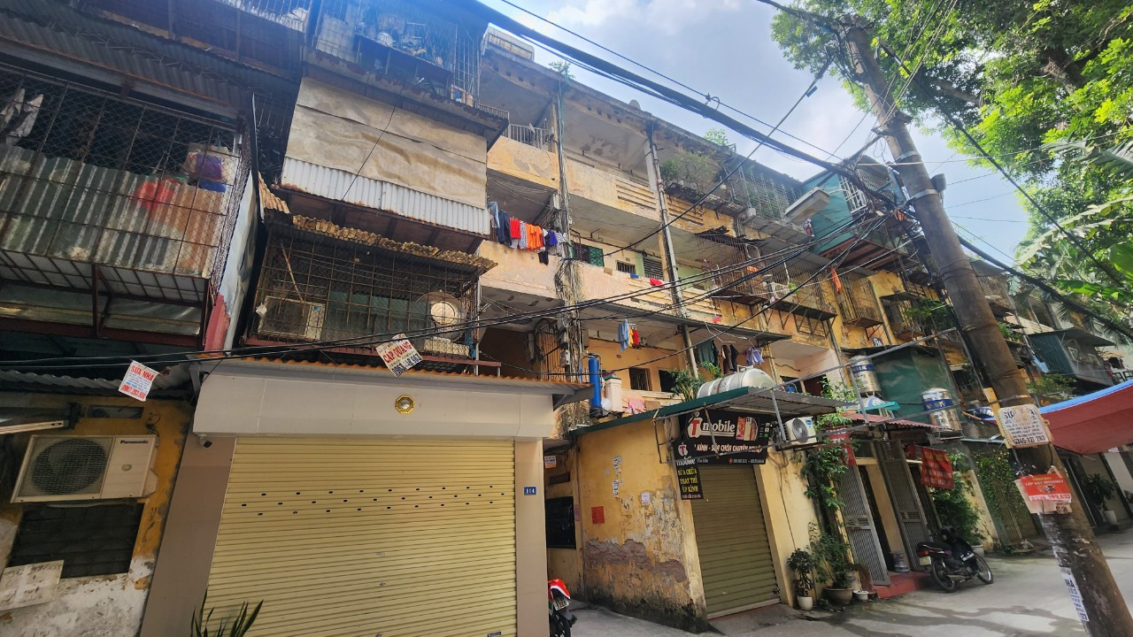 Khu tập thể Kim Liên được xây dựng trong những năm 1959-1965, gồm 42 nhà chung cư cao từ 2-6 tầng. Đây cũng là một trong những khu nhà tập thể lâu đời nhất tại Hà Nội. Sau hơn nửa thế kỷ hoạt động, khu tập thể Kim Liên đã đã xuống cấp trầm trọng.