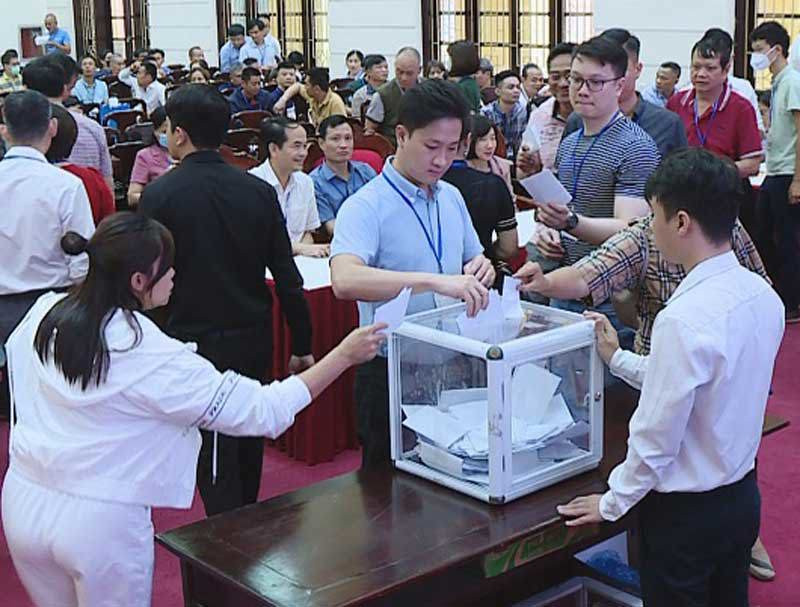 Người dân tham gia đấu giá quyền sử dụng đất tại quận Hà Đông Người dân tham gia đấu giá quyền sử dụng đất tại quận Hà Đông