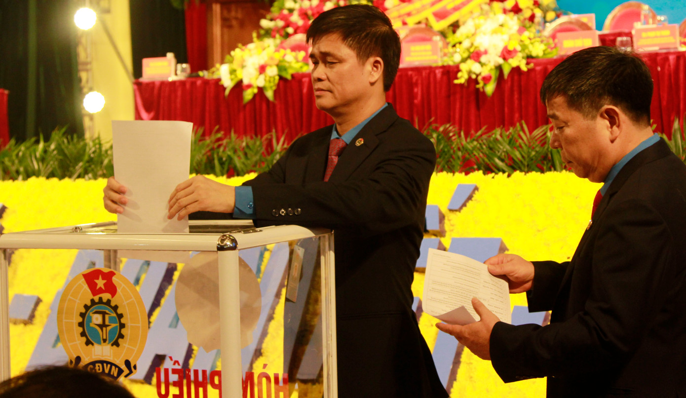 Các đại biểu bỏ phiếu bầu cử Ban chấp hành Công đoàn Viên chức Việt Nam nhiệm kỳ 2023-2028