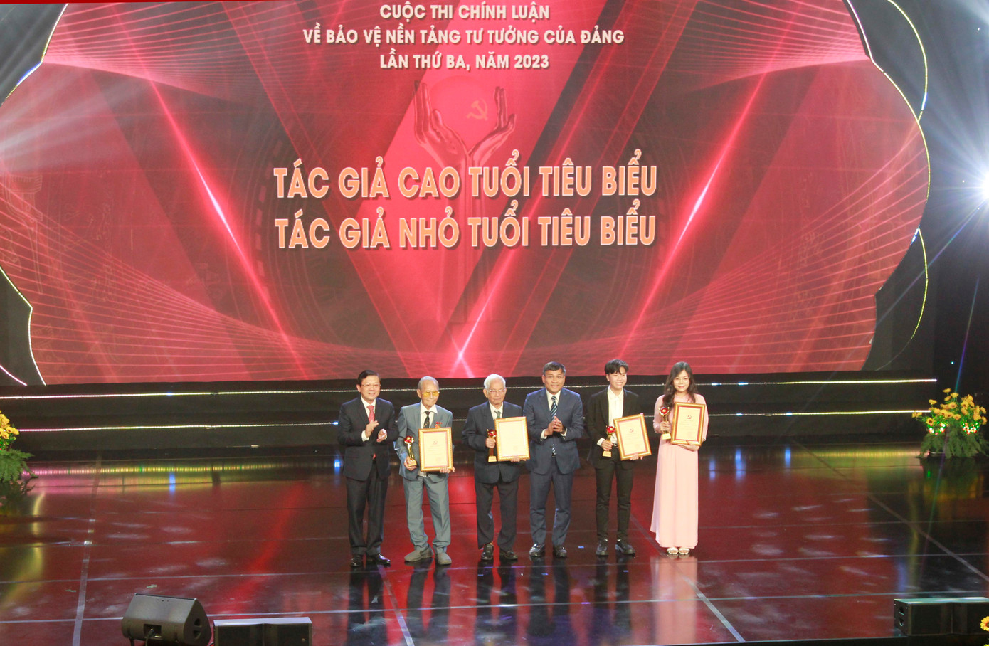 Ban tổ chức trao giải cho tác giả cao tuổi nhất và tác giả nhỏ tuổi nhất