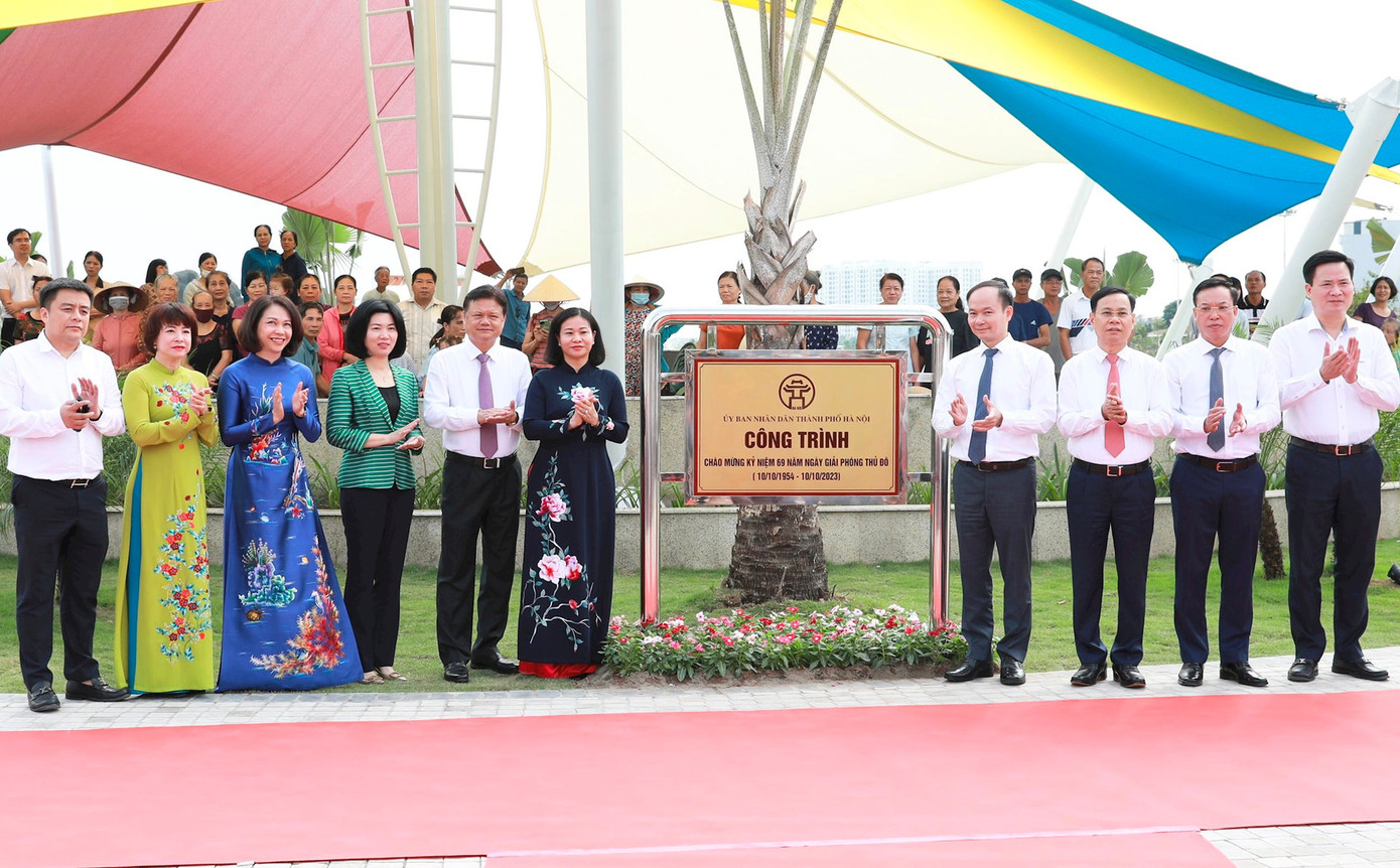 Lãnh đạo thành phố và quận Long Biên thực hiện nghi thức gắn biển công trình cấp thành phố - Công viên Ngọc Thụy Lãnh đạo thành phố và quận Long Biên thực hiện nghi thức gắn biển công trình cấp thành phố - Công viên Ngọc Thụy