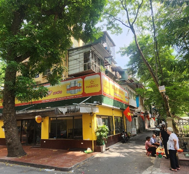 Tại tầng 1, một số hộ dân chiếm dụng, cơi nới để kinh doanh hoặc cho thuê kinh doanh.