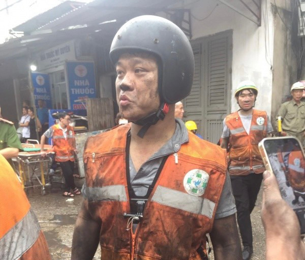 Một thành viên Đội hỗ trợ sơ cứu FAS Angel tại hiện trường vụ cháy chung cư mini