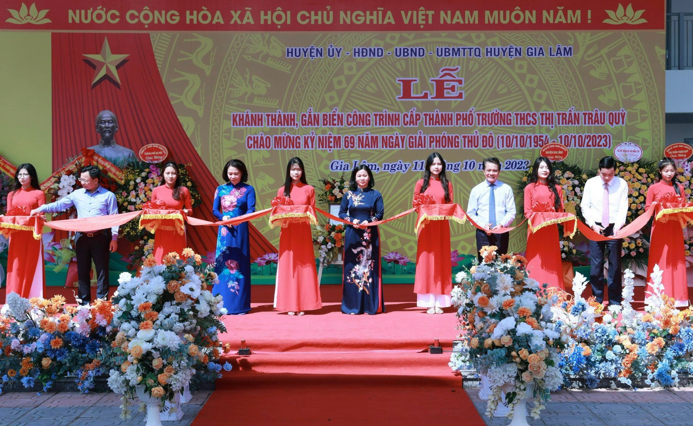 Lãnh đạo thành phố Hà Nội và đại diện UBND huyện Gia Lâm cắt băng khánh thành Trường THCS thị trấn Trâu Quỳ