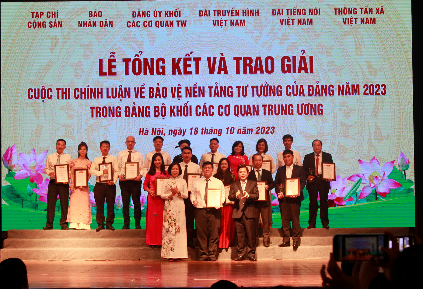 Ban tổ chức trao giải cho các tác giả đạt giải ở thể loại tạp chí.