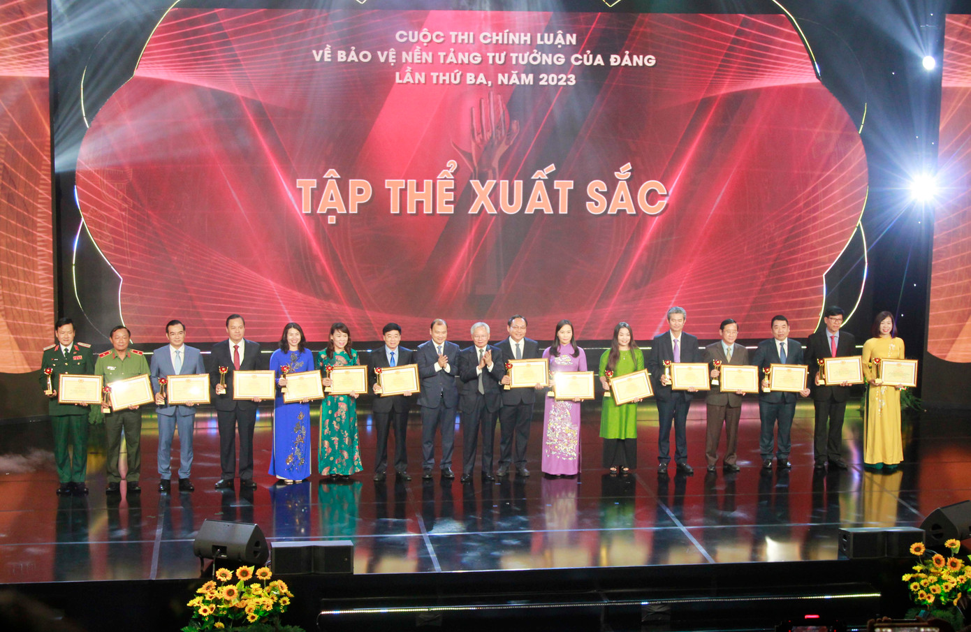 Ban tổ chức trao giải Tập thể xuất sắc cho 15 đơn vị