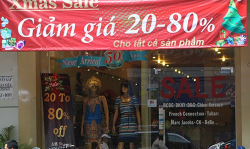 Giáng sinh cũng là dịp người tiêu dùng thỏa thích mua sắm hàng giảm giá. Bài viết: http://news.zing.vn/Hang-giam-gia-ngap-tran-duong-pho-Sai-Gon-post378001.html Nguồn Zing News 