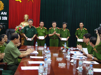 Các đơn vị nhận phần thưởng. Ảnh: Nguyễn Thái (Công an Lạng Sơn).