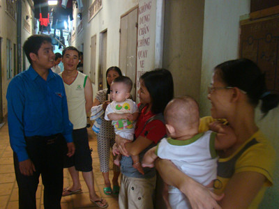 Cán bộ Huyện Đoàn Nhơn Trạch đến làm việc tại một chi đoàn công nhân nhà trọ ở xã Hiệp Phước. Cán bộ Huyện Đoàn Nhơn Trạch đến làm việc tại một chi đoàn công nhân nhà trọ ở xã Hiệp Phước