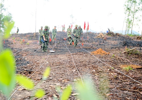 Cán bộ, chiến sĩ Công ty Trường An thuộc Bộ Tổng tham mưu thực hiện dò gỡ bom, mìn trên địa bàn xã Hòa Nhờ, huyện Hòa Vang, TP Đà Nẵng 