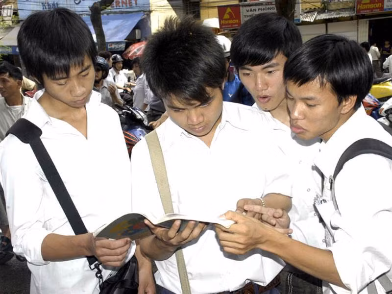 Thí sinh xem lại bài sau giờ thi môn Văn sáng nay. Ảnh: Phạm Yên.