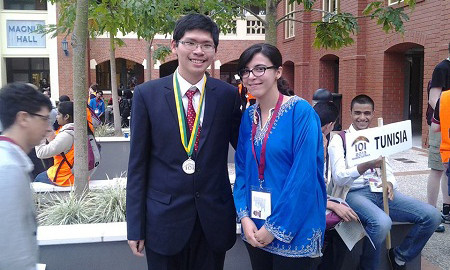 Đạt chụp ảnh kỉ niệm trong kì thi Tin học quốc tế vừa qua được tổ chức tại Australia.. Đạt chụp ảnh kỉ niệm trong kì thi Tin học quốc tế vừa qua được tổ chức tại Australia.