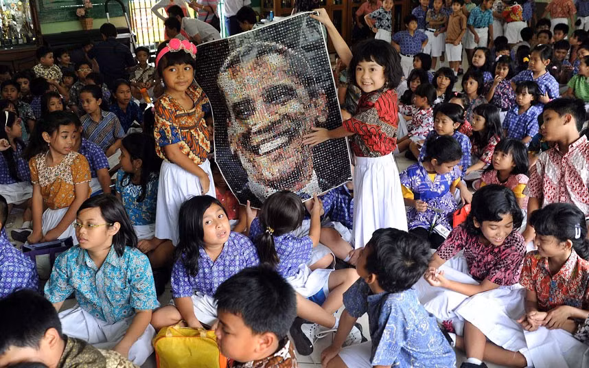 Các em nhỏ tại trường tiểu học Menteng 01 của Jakarta, Indonesia chúc mừng ông Obama với bức ảnh ghép. Ngôi trường này cũng là nơi ông Obama từng học . Các em nhỏ tại trường tiểu học Menteng 01 của Jakarta, Indonesia chúc mừng ông Obama với bức ảnh ghép. Ngôi trường này cũng là nơi ông Obama từng học