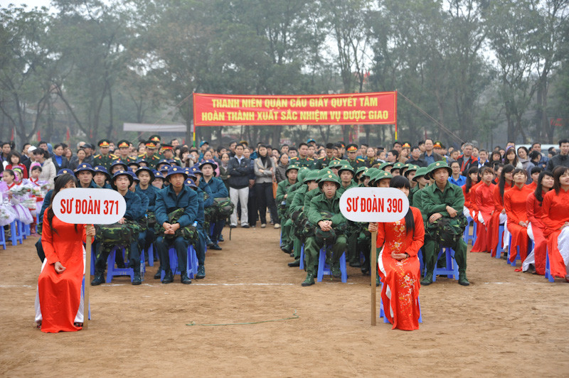 Tại quận Cầu Giấy, 60 tân binh sẽ gia nhập Sư đoàn phòng không 371 và Sư đoàn Bộ binh 390