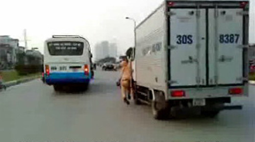 Người dân tham gia đẩy lùi cái xấu bằng clip. Cảnh sát giao thông nhận tiền (trên), bảo mẫu hành hạ trẻ em (giữa) và cảnh sát giao thông bị xe kéo đi. Ảnh chụp từ clip (Tuổi Trẻ). Người dân tham gia đẩy lùi cái xấu bằng clip. Cảnh sát giao thông nhận tiền (trên), bảo mẫu hành hạ trẻ em (giữa) và cảnh sát giao thông bị xe kéo đi. Ảnh chụp từ clip (Tuổi Trẻ)