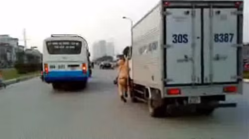 Người dân tham gia đẩy lùi cái xấu bằng clip. Cảnh sát giao thông nhận tiền (trên), bảo mẫu hành hạ trẻ em (giữa) và cảnh sát giao thông bị xe kéo đi. Ảnh chụp từ clip (Tuổi Trẻ)