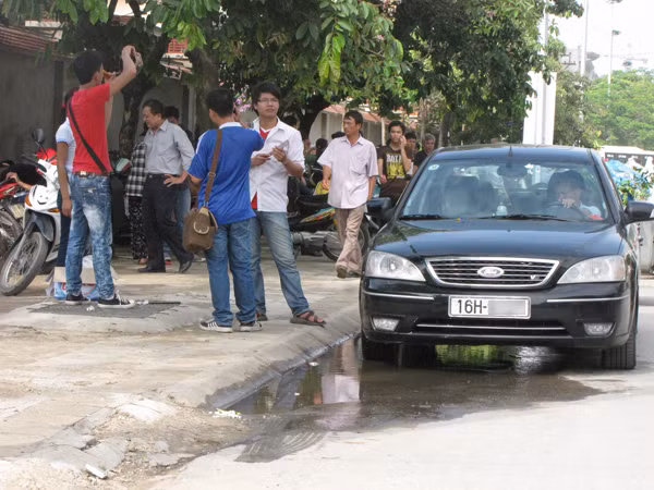 Một phụ huynh đi xe biển 16 chờ con trước cổng Học viện An Ninh. Ảnh: Trường Phong