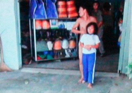 Hình ảnh Nguyễn Minh Tú khống chế cháu Tuệ (Ảnh: Công an cung cấp)